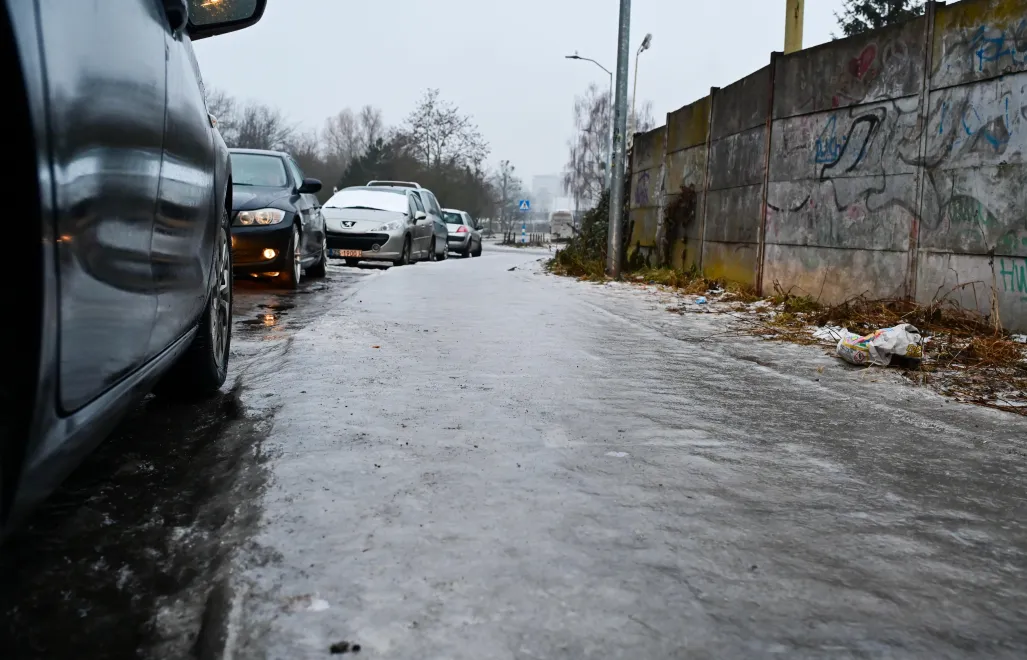 Oblodzone chodniki i ulice. Fot. PAP/Marcin Bielecki