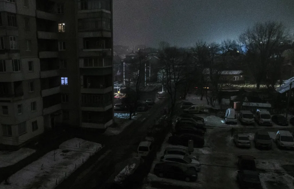 Lwów podczas przerwy w dostawie prądu. Fot. PAP/EPA/MYKOLA TYS