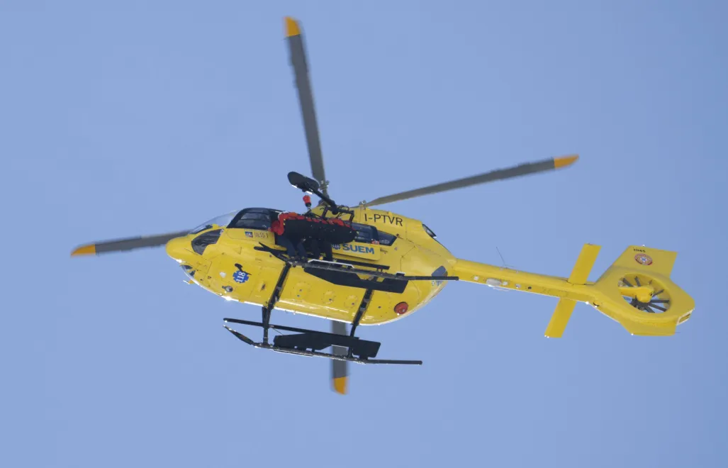 Amerykanka Lindsey Vonn została przetransportowana helikopterem z trasy po wypadku podczas zjazdu kobiet w narciarstwie alpejskim podczas Zimowych Igrzysk Olimpijskich 2026. Fot. PAP/EPA/JEAN-CHRISTOPHE BOTT