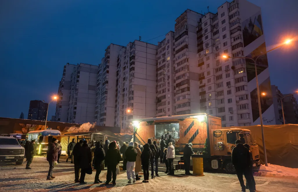 Ciepłe posiłki dla mieszkańców Kijowa Fot. PAP/Vladyslav Musiienko