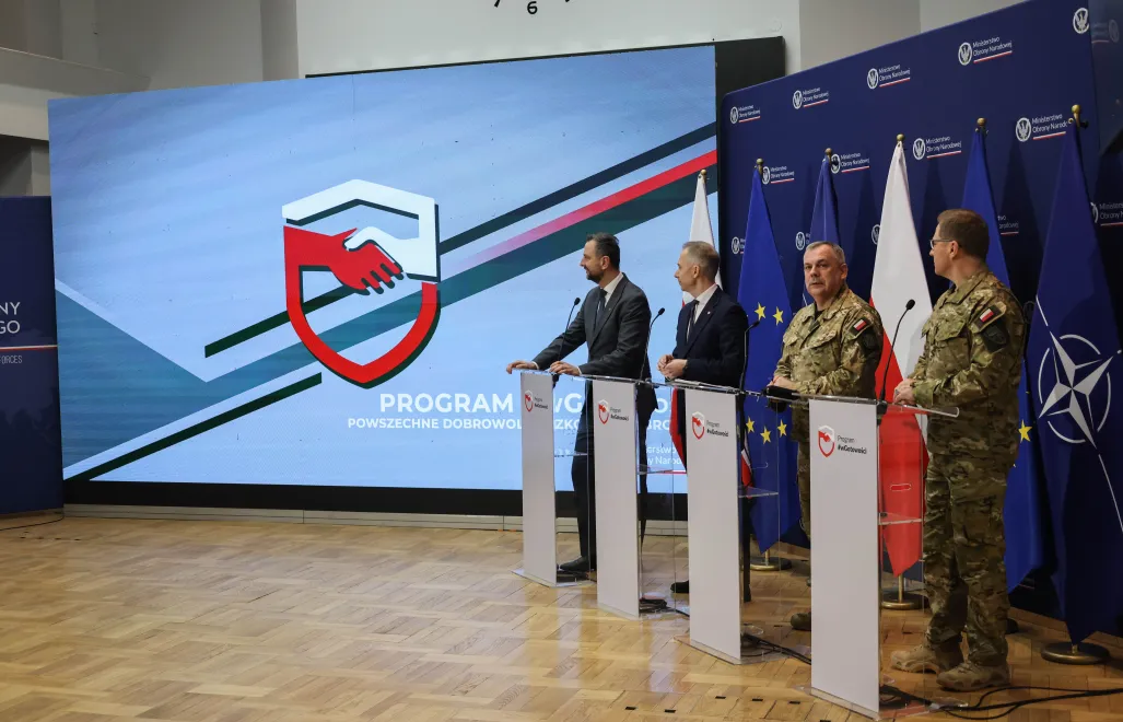 Віцепрем'єр-міністр, міністр національної оборони Владислав Косіняк-Камиш (ліворуч), заступник голови Міністерства нацоборони Цезари Томчик (2 ліворуч), начальник Генерального штабу Війська Польського генерал Вєслав Кукула (2 праворуч) та командувач Сил кіберзахисту генерал Кароль Моленда (праворуч) на пресконференції в Генеральному штабі Війська Польського у Варшаві. Fot. PAP/Albert Zawada