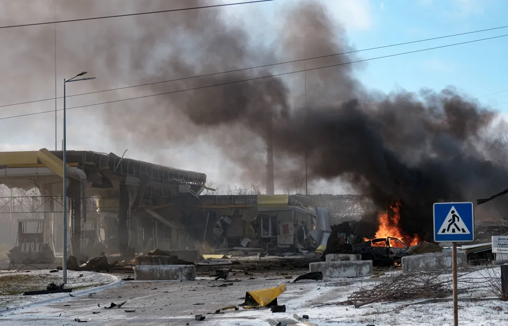 Дим здіймається після атаки російських безпілотників на автозаправну станцію в Краматорську, Донецька область, Україна, 09 лютого 2026 року. Фотоілюстрація. Fot. PAP/EPA/Maria Senovilla