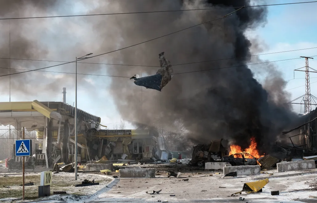 Rosyjski atak na ukraińska stację benzynową, zdjęcie ilustracyjne, fot. PAP/EPA/Maria Senovilla