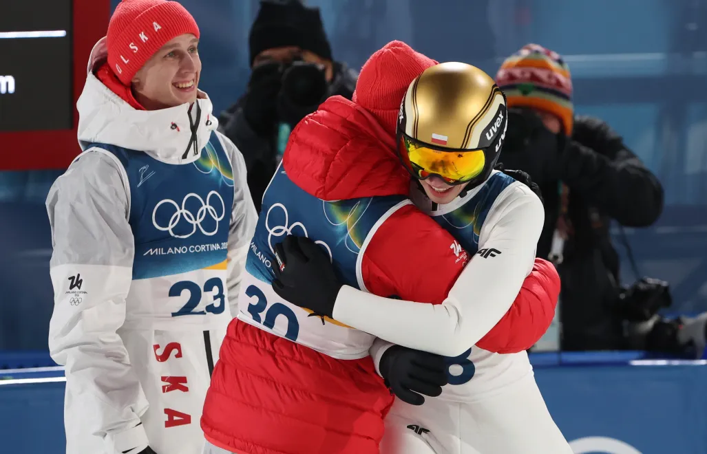 Polacy (od lewej): Paweł Wąsek, Kamil Stoch i Kacper Tomasiak, cieszą się podczas konkursu skoków narciarskich na skoczni normalnej w Predazzo, fot. PAP/Grzegorz Momot