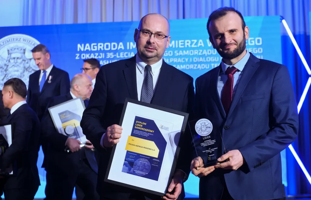 Prezes PAP Marek Błoński (C) i redaktor Serwisu Samorządowego PAP Marcin Przybylski (P) odbierają Nagrodę Kazimierza Wielkiego dla Polskiej Agencji Prasowej - Serwisu Samorządowego, fot. PAP/Piotr Nowak