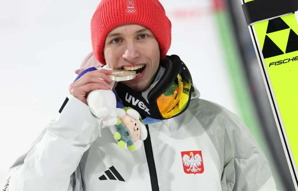  Kacper Tomasiak na podium po zdobyciu srebrnego medalu, fot. PAP/Grzegorz Momot