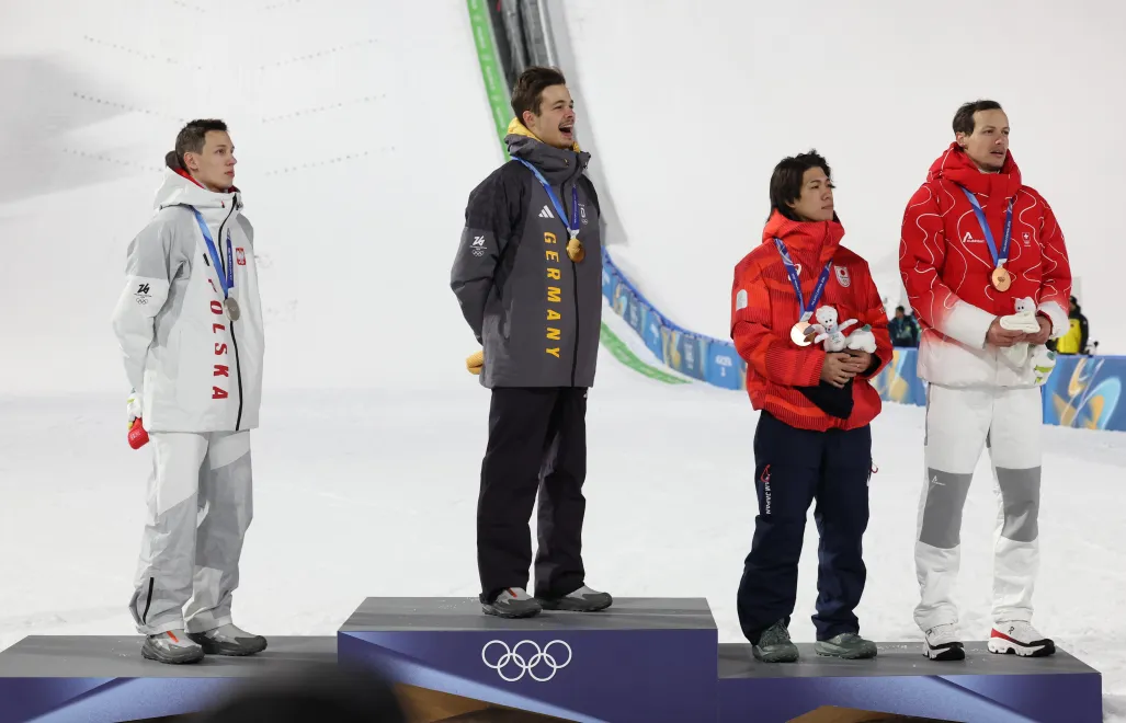 Zimowe Igrzyska Olimpijskie - Mediolan i Cortina d’Ampezzo 2026. Od lewej: Polak Kacper Tomasiak (srebro), Niemiec Philipp Raimund (złoto) oraz Japończyk Ren Nikaido i Szwajcar Gregor Deschwanden ex aequo z brązowymi medalami. Fot. PAP/Grzegorz Momot