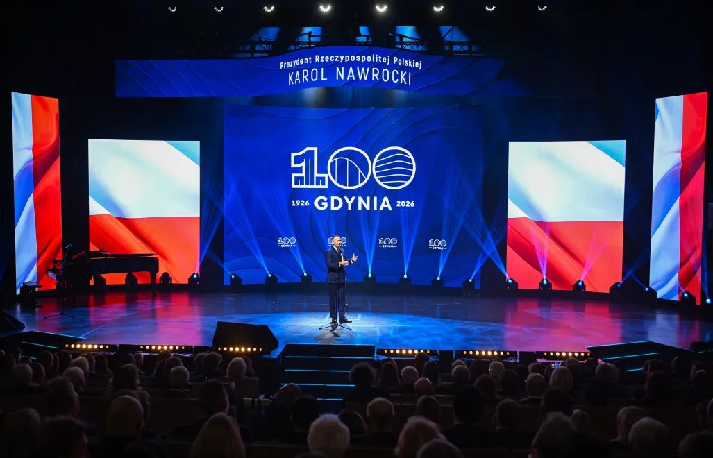 Prezydent RP Karol Nawrocki podczas uroczystej sesji Rady Miasta Gdyni. Fot. PAP/Adam Warżawa