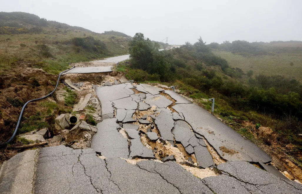 Zniszczona droga w Portugalii Fot. PAP/EPA/ANTONIO PEDRO SANTOS