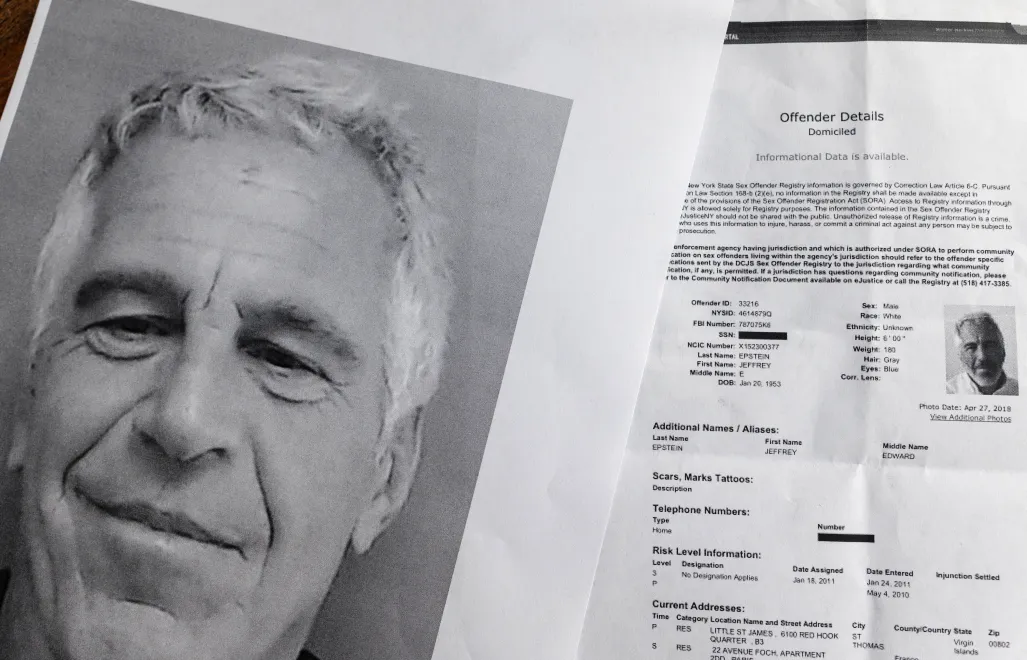 Dokumenty związane ze sprawą Jeffrey'a Epsteina. Fot. PAP/EPA/CRISTOBAL HERRERA-ULASHKEVICH