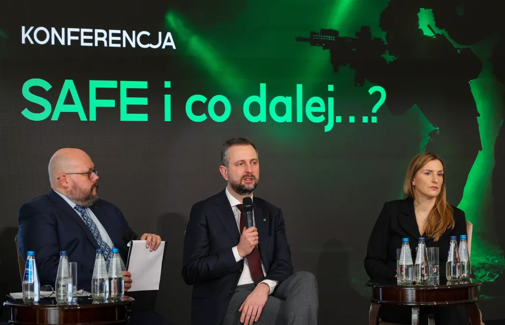 Віцепрем’єр, міністр національної оборони Владислав Косіняк-Камиш (по центру), журналіст Юліуш Сабак (зліва) та уповноважена уряду з питань Інструментів зі збільшення безпеки Європи Магдалена Собковяк-Чарнецька (праворуч) під час експертної конференції SAFE у Варшаві. 11 лютого 2026 р. Fot. PAP/Paweł Supernak