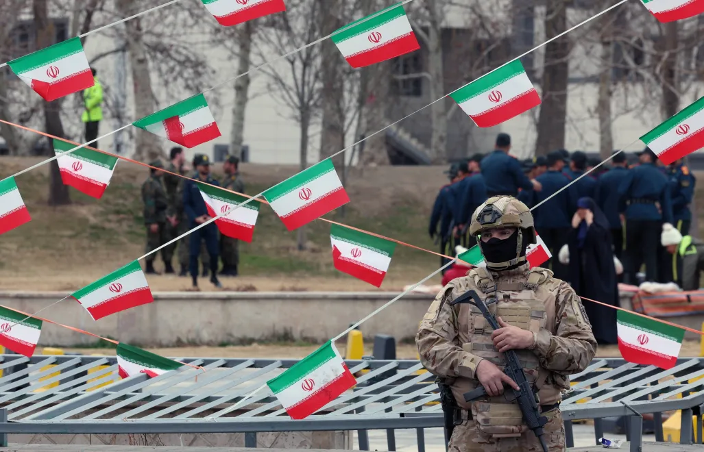 Żołnierz na ulicach Teheranu Fot. PAP/EPA/ABEDIN TAHERKENAREH