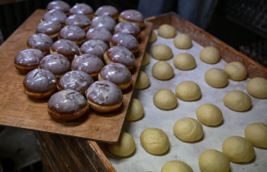 produkcja pączków Fot. PAP/Darek Delmanowicz