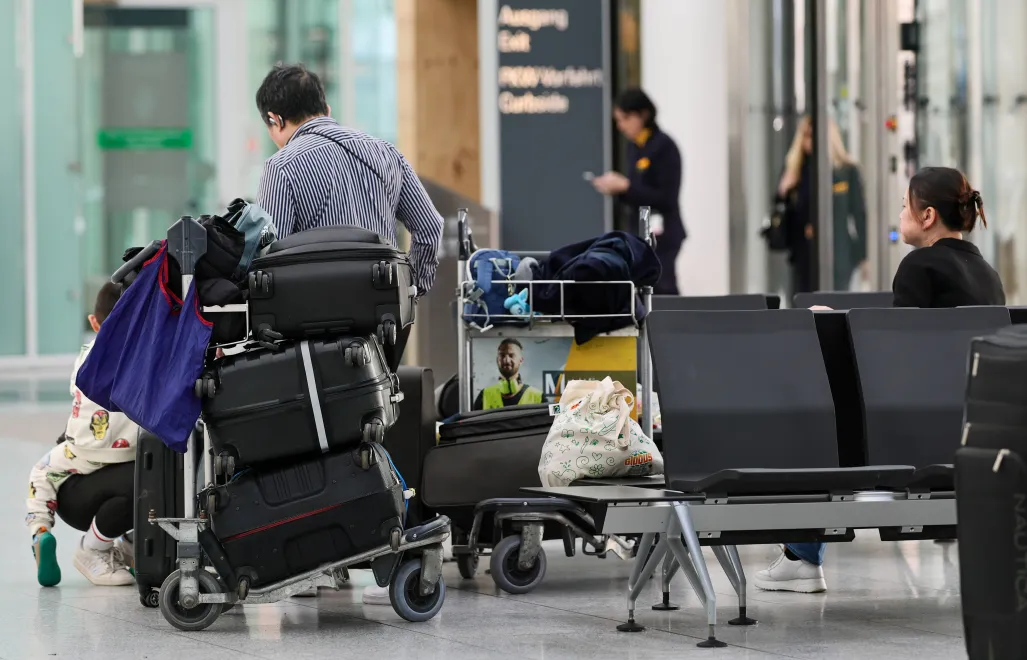 Pasażerowie na lotnisku w Monachium, zdjęcie ilustracyjne, fot. PAP/EPA/RONALD WITTEK