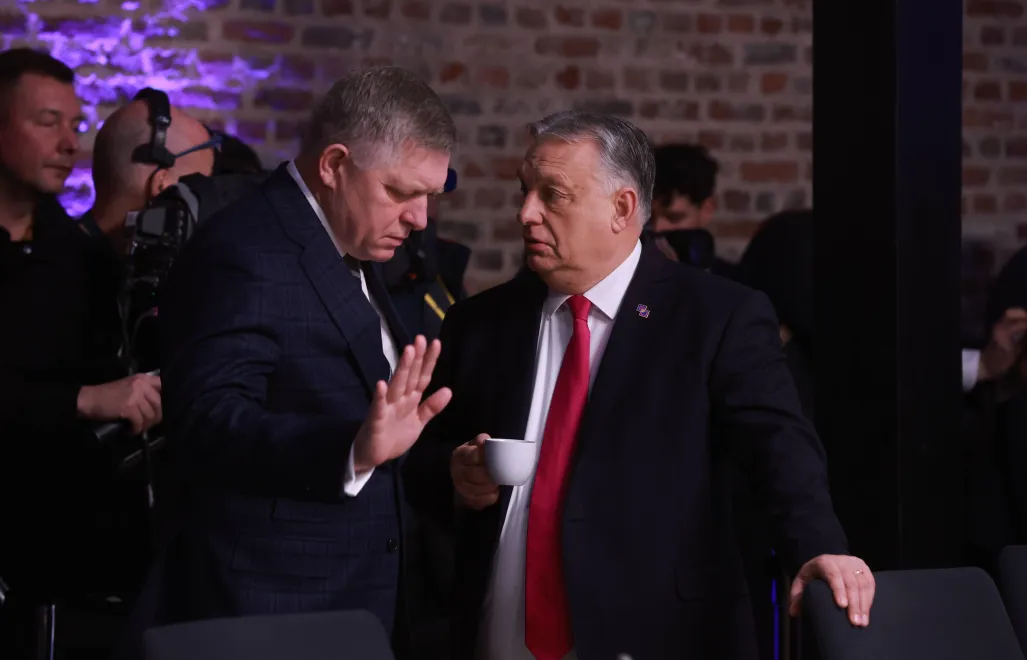 Premier Słowacji Robert Fico i premier Węgier Viktor Orban. Fot. PAP/EPA/OLIVIER HOSLET