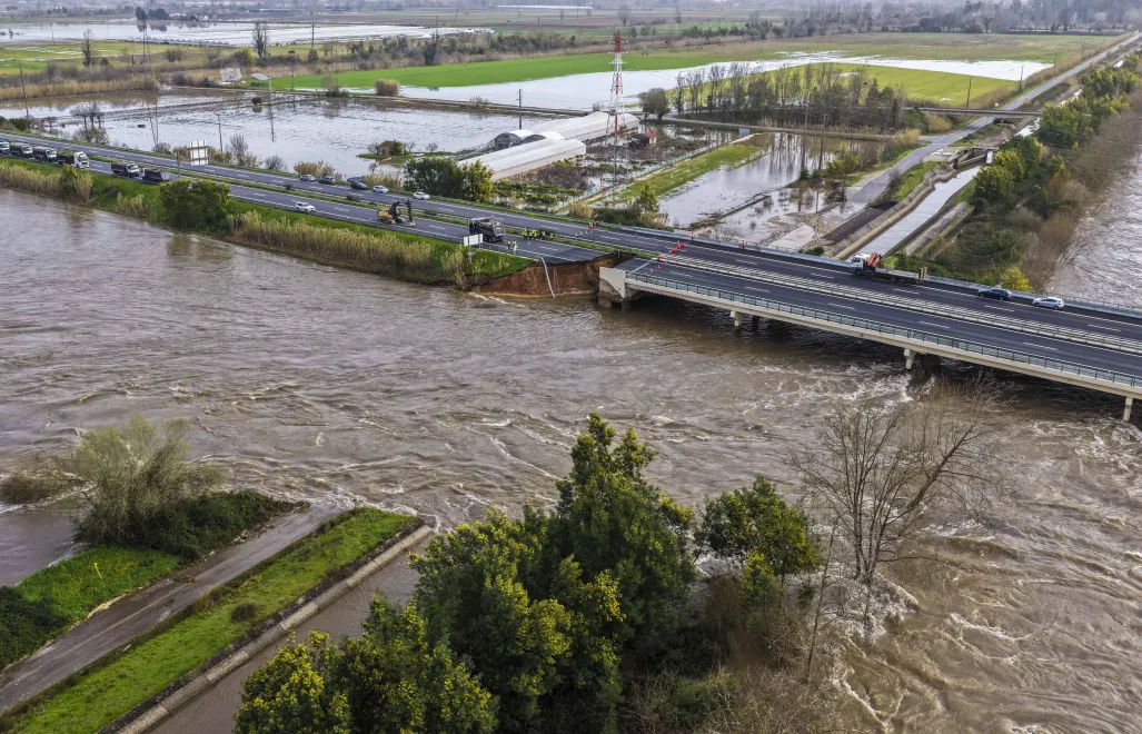 Zniszczenia po przejściu orkanów Marta, Kristin i Leonardo przez Portugalię. Fot. PAP/ EPA/MIGUEL A. LOPES 