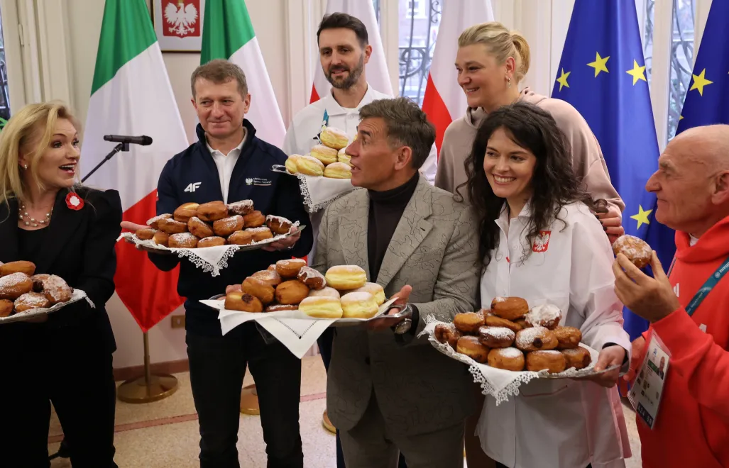 Od lewej: Konsul generalna RP Agnieszka Gloria Kamińska, wiceminister sportu i turystyki Ireneusz Raś, prezes PZŁS Rafał Tataruch, Robert Korzeniowski, doradca ministra sportu ds. strategii, była siatkarka, Małgorzata Glinka-Mogentale, Magdalena Tascher prezes PZŁF, Czesław Lang, attache olimpijskiej reprezentacji Polski Fot. PAP/Grzegorz Momot