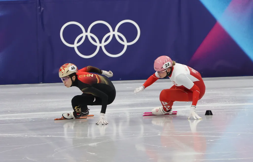  Polka Natalia Maliszewska (P) i Chinka Fan Kexin (L) w biegu ćwierćfinałowym na 500 m w short tracku, fot. PAP/Grzegorz Momot