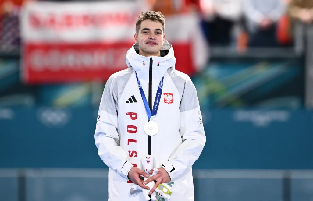 Reprezentant Polski Władimir Semirunnij (medal srebrny) podczas dekoracji zwycięzców biegu na 10 000 m łyżwiarzy szybkich. Fot. PAP/Paweł Skraba