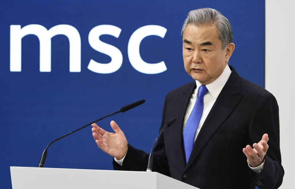 Ван І на Мюнхенській безпековій конференції. 14.02.2026. Fot. PAP/EPA/RONALD WITTEK