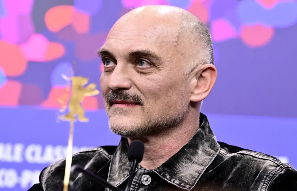 Reżyser Markus Schleinzer bierze udział w konferencji prasowej promującej film „Rose” podczas 76. Międzynarodowego Festiwalu Filmowego w Berlinie, w Niemczech. Fot. PAP/EPA/FABIAN SOMMER