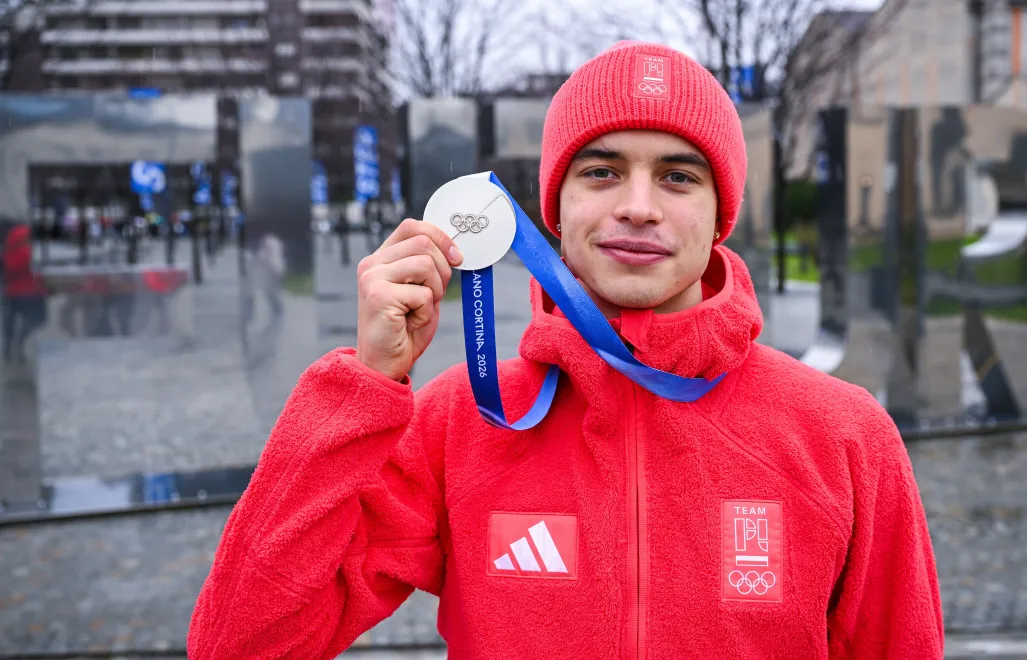 Władimir Semirunnij z medalem Fot. PAP/Paweł Skraba