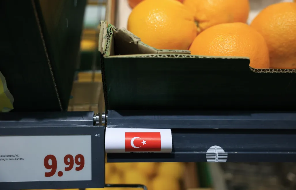 Od 17 lutego obowiązek oznakowania sprzedawanych owoców i warzyw flagami krajów pochodzenia. Fot. PAP/	Marian Zubrzycki