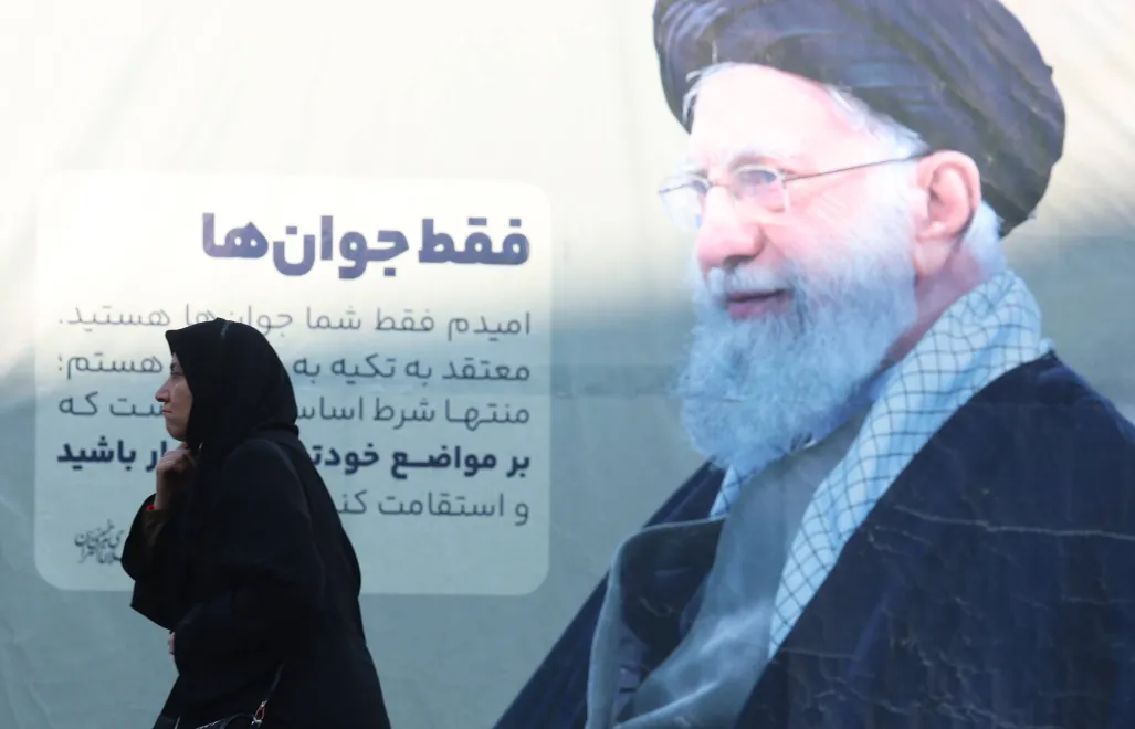 Mural z wizerunkiem Aliego Chameneia. Fot. EPA/ABEDIN TAHERKENAREH