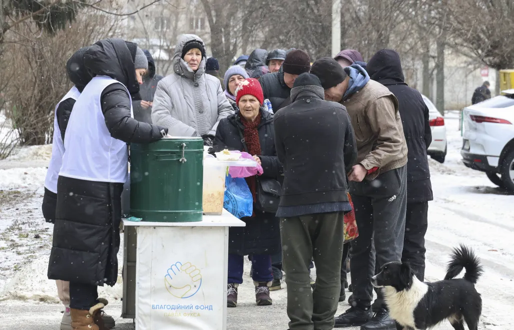 Волонтеры раздают горячие обеды жителям Харькова. Fot.: PAP/EPA/ SERGEY KOZLOV