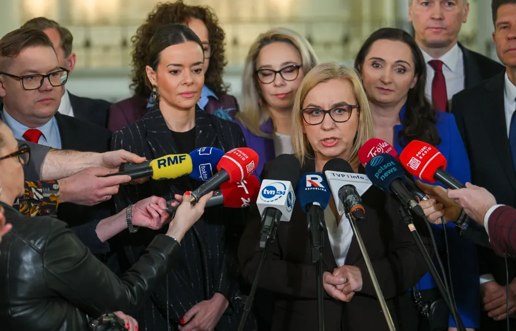 Minister klimatu i środowiska Paulina Hennig-Kloska (4P) oraz politycy Polski 2050: Sławomir Ćwik (L), Aleksandra Leo (2L), Żaneta Cwalina-Śliwowska (3L), Ewa Szymanowska (2P) i Marcin Skonieczka (P) podczas konferencji prasowej w Sejmie. Fot. PAP/Marcin Obara
