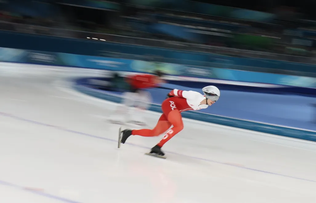 . Reprezentant Polski Władimir Semirunnij (P) w biegu na 1500 m łyżwiarzy szybkich, fot. PAP/Grzegorz Momot