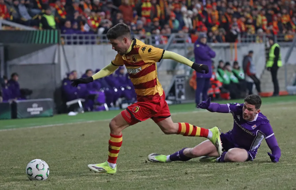  Zawodnik Jagiellonii Białystok Alejandro Pozo i Robin Gosens z ACF Fiorentiny. Fot. PAP/Artur Reszko