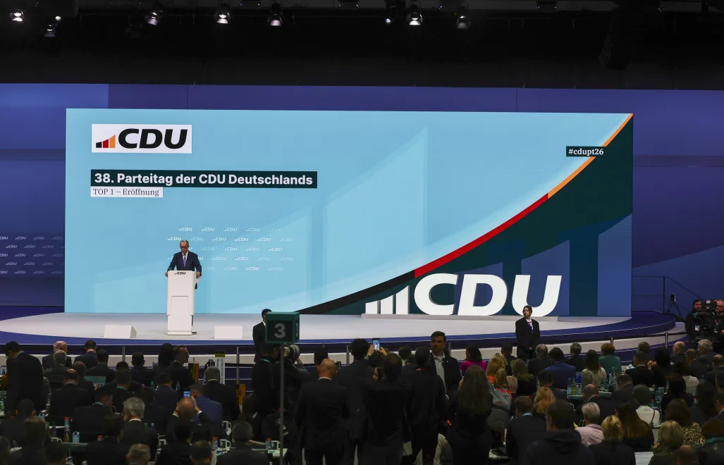 Kanclerz Niemiec Friedrich Merz przemawia podczas 38. Federalnego Zjazdu Unii Demokratycznej (CDU) w Stuttgarcie. Fot. PAP/EPA/RONALD WITTEK