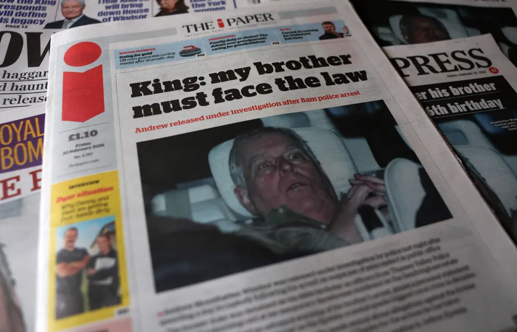 Brytyjskie gazety z artykułami dot. byłego księcia Andrzeja. Fot. PAP/EPA/ADAM VAUGHAN 