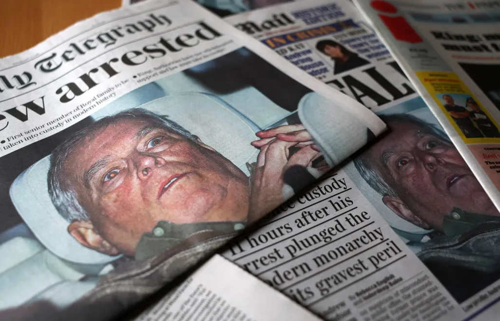 Nagłówki gazet po aresztowaniu byłego księcia Andrzeja Fot. PAP/EPA/ADAM VAUGHAN