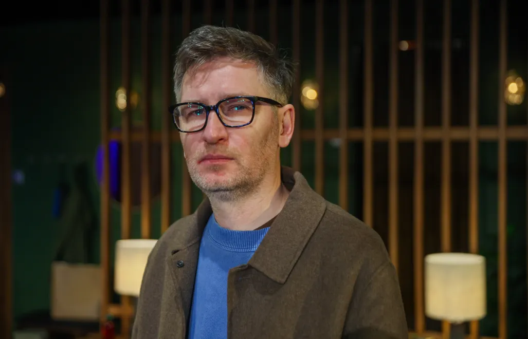 Reżyser Jarosław Tumidajski na próbie medialnej spektaklu „23 i pół godziny” na Scenie w Baraku Teatru Współczesnego w Warszawie. Fot. PAP/Leszek Szymański