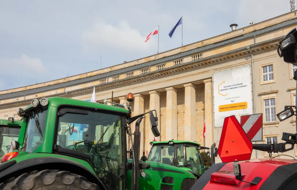  Rolnicy podczas protestu przed Przedstawicielstwem Komisji Europejskiej we Wrocławiu Fot. PAP/Krzysztof Ćwik