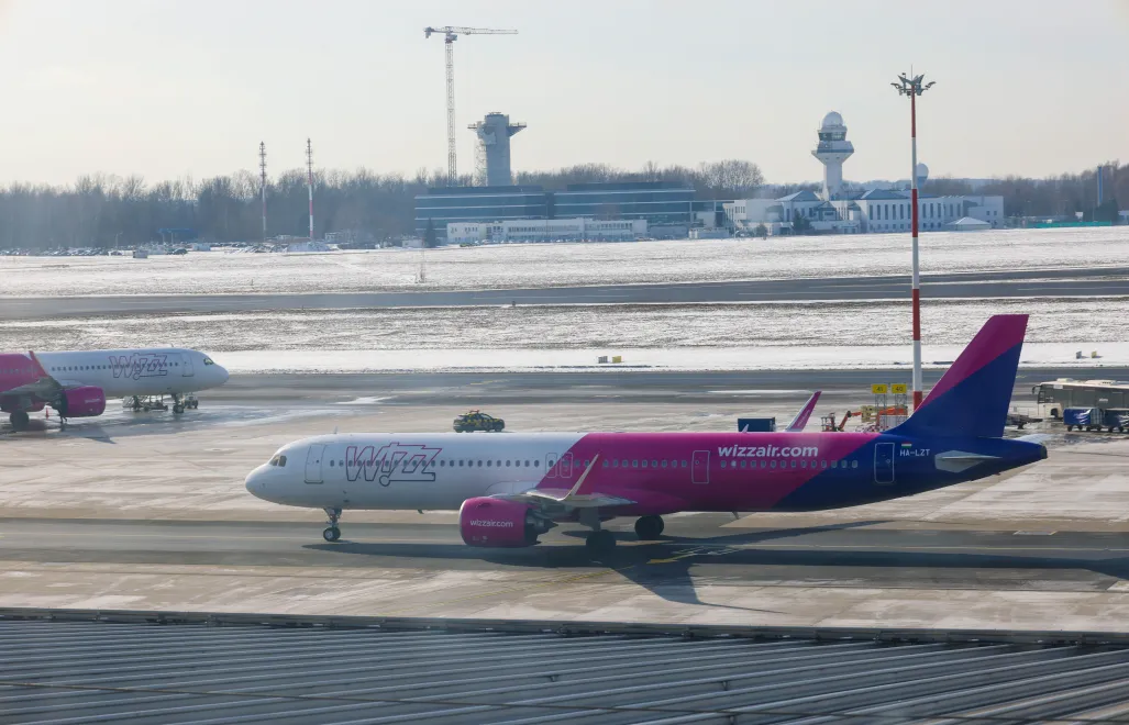 Lotnisko Chopina. Linie Wizzair. Fot. PAP/Albert Zawada