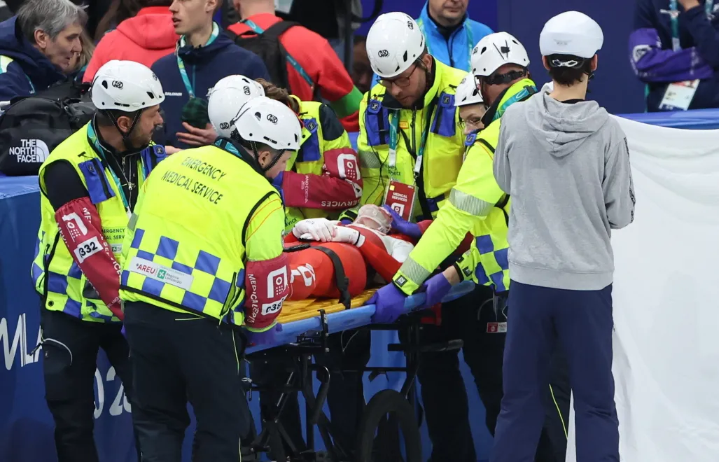 Kamila Sellier opuszcza tor na noszach, po upadku w biegu ćwierćfinałowym na 1500 m w short tracku. Fot. PAP/Grzegorz Momot