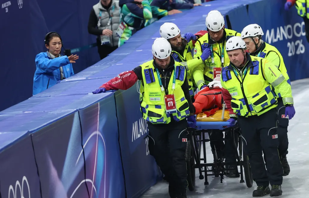  Polka Kamila Sellier opuszcza tor na noszach, po upadku w biegu ćwierćfinałowym na 1500 m w short tracku, fot. PAP/Grzegorz Momot