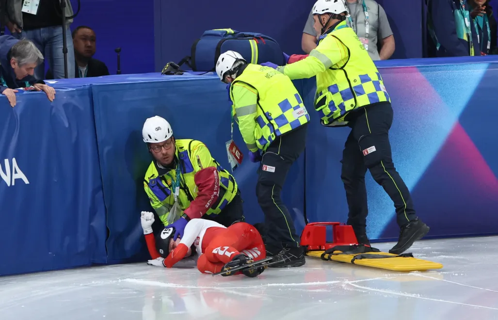 Kamila Sellier leży na torze, po upadku w biegu ćwierćfinałowym na 1500 m w short tracku. Fot. PAP/Grzegorz Momot
