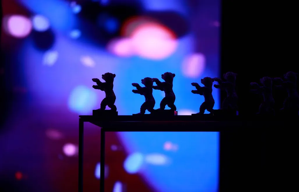 Wręczenie nagród Berlinale Bear podczas ceremonii zamknięcia 76. Międzynarodowego Festiwalu Filmowego w Berlinie. Fot. PAP/EPA/CLEMENS BILAN