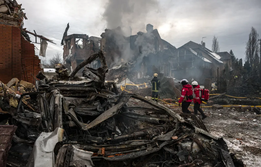 22.02.2026, Zniszczenia po rosyjskim ataku rakietowym na mieszkalną dzielnicę Kijowa, fot. PAP/Vladyslav Musiienko