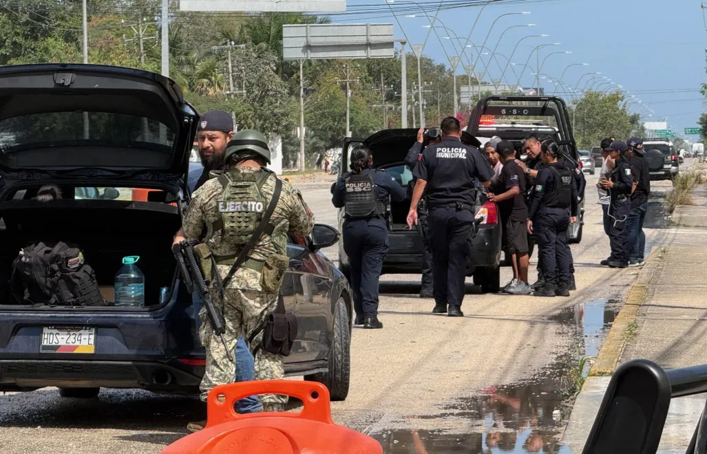 Członkowie meksykańskiej armii i policji stanowej dokonują inspekcji pojazdów w kurorcie Cancun po śmierci El Mencho Fot. PAP/Alonso Cupul