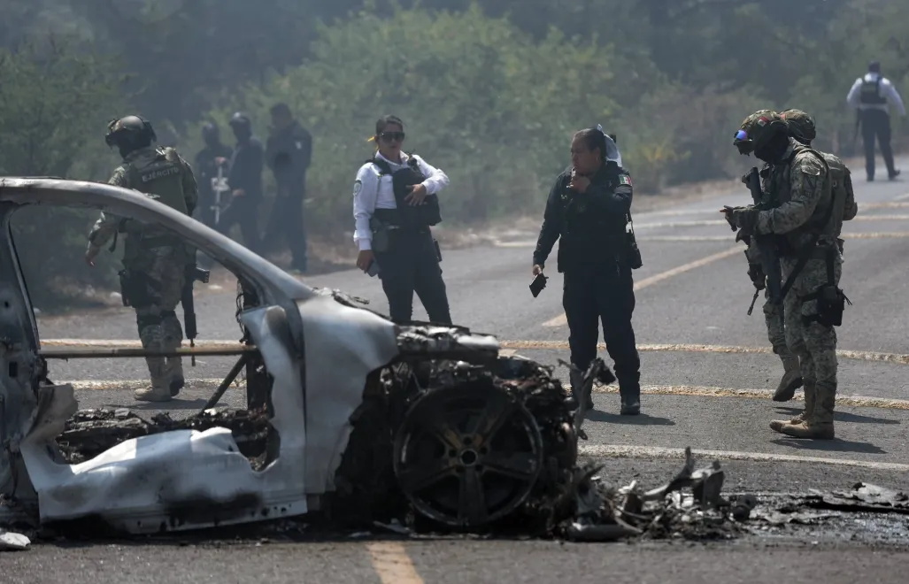 Wrak samochodu w Morelii w Meksyku Fot. PAP/EPA/Ivan Villanueva