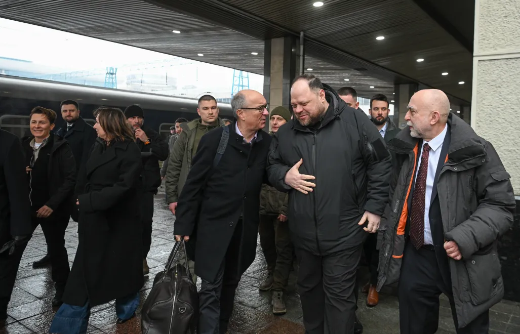 Встреча польской делегации на киевском железнодорожном вокзале. В центре – маршалек Сейма Польши (в центре слева) Влодзимеж Чажастый и председатель Верховной Рады Украины Руслан Стефанчук (в центре справа). Киев, Украина. 23.02.2026. Fot. PAP/Marcin Obara