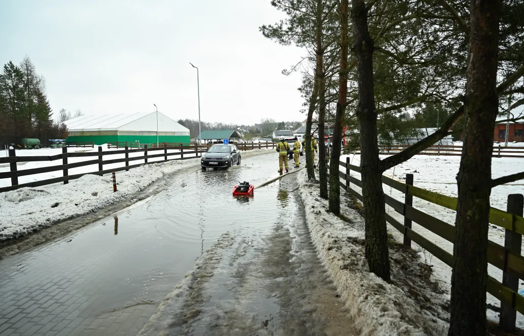  Strażacy przepompowują wodę z roztopów na drodze lokalnej w Otominie k. Gdańska. Fot. PAP/Adam Warżawa 