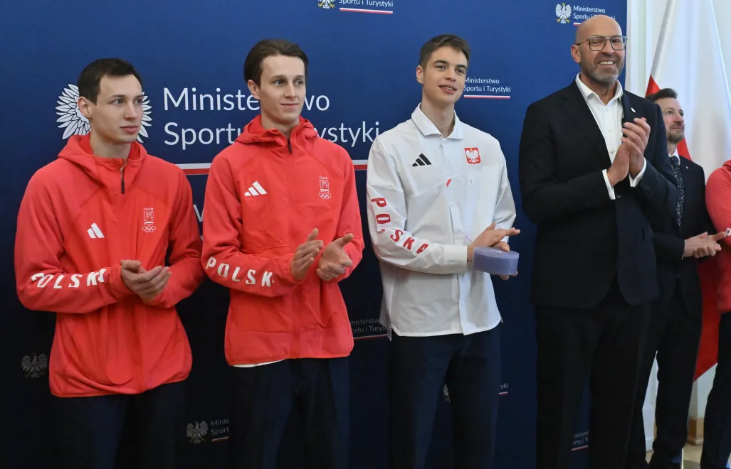 Od lewej: medaliści w skokach narciarskich Kacper Tomasiak i Paweł Wąsek, Władimir Semirunnij, srebrny medalista w łyżwiarstwie szybkim na 10 000m oraz Jakub Rutnicki, minister sportu i turystyki. Fot. PAP/Piotr Nowak