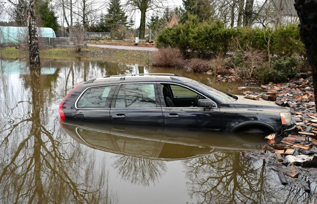 Podtopienia po roztopach w Kłosowie. Fot. PAP/Marcin Bielecki