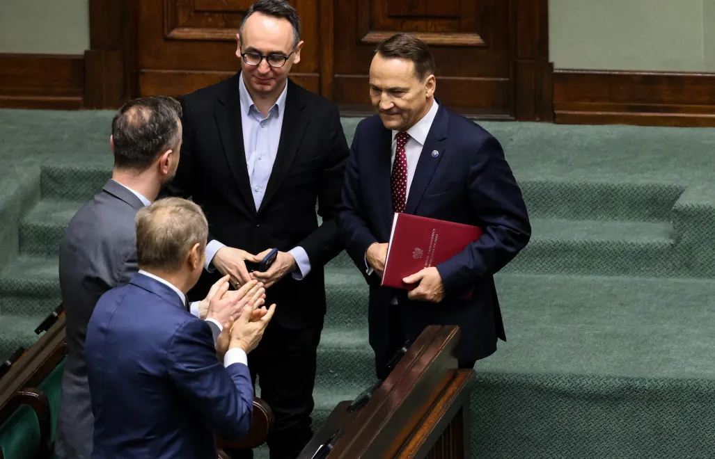 Premier Donald Tusk (2L), wicepremier, minister spraw zagranicznych Radosław Sikorski (P), wicepremier, minister obrony narodowej Władysław Kosiniak-Kamysz (L) i minister infrastruktury Dariusz Klimczak (2P) na sali obrad Sejmu Fot. PAP/Albert Zawada
